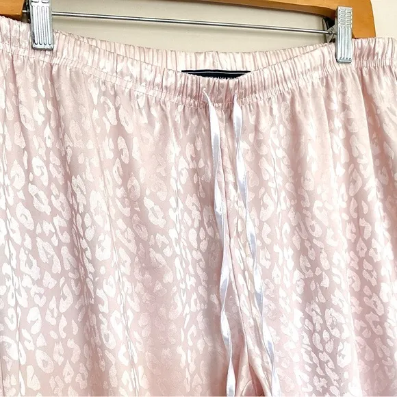 BCBGMAXAZRIA Women’s Pajamas 2 Pc Set Pale Pink muted animal print NEW WITH TAGS